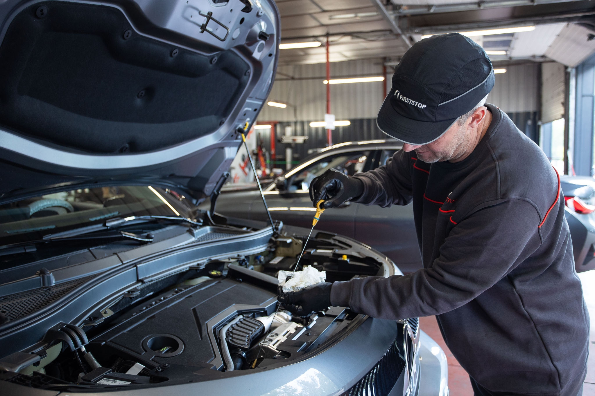 Técnico comprueba aceite del motor del coche