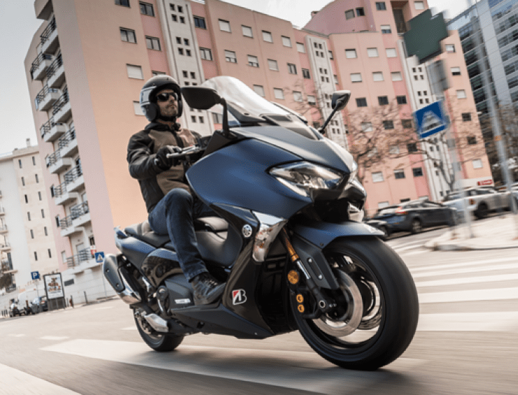 un hombre en moto por una calle de la ciudad