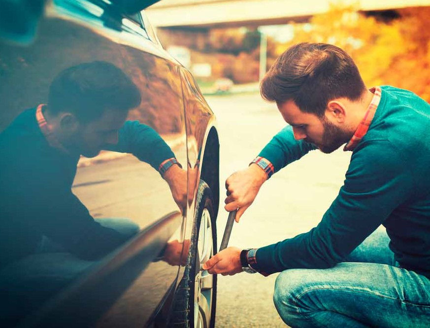 reparar pinchazos que debe llevar tu kit de emergencia