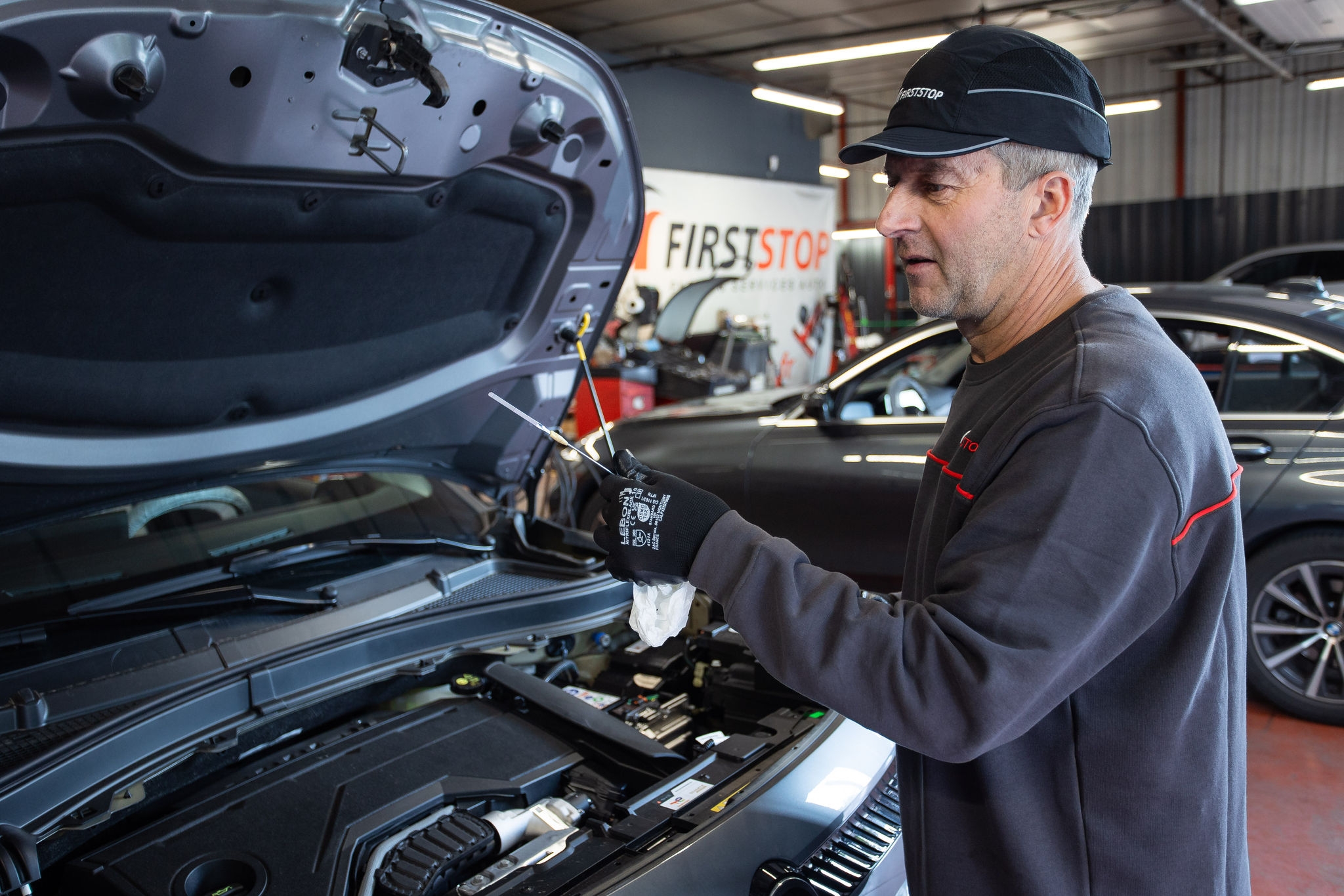 Revisión del nivel de aceite del motor