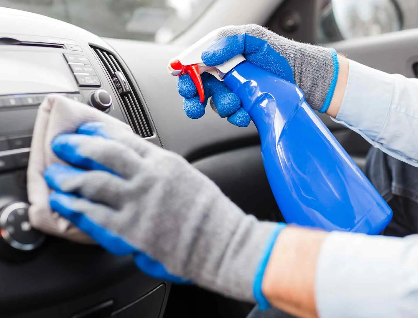 10 productos esenciales para limpiar el coche por dentro y por