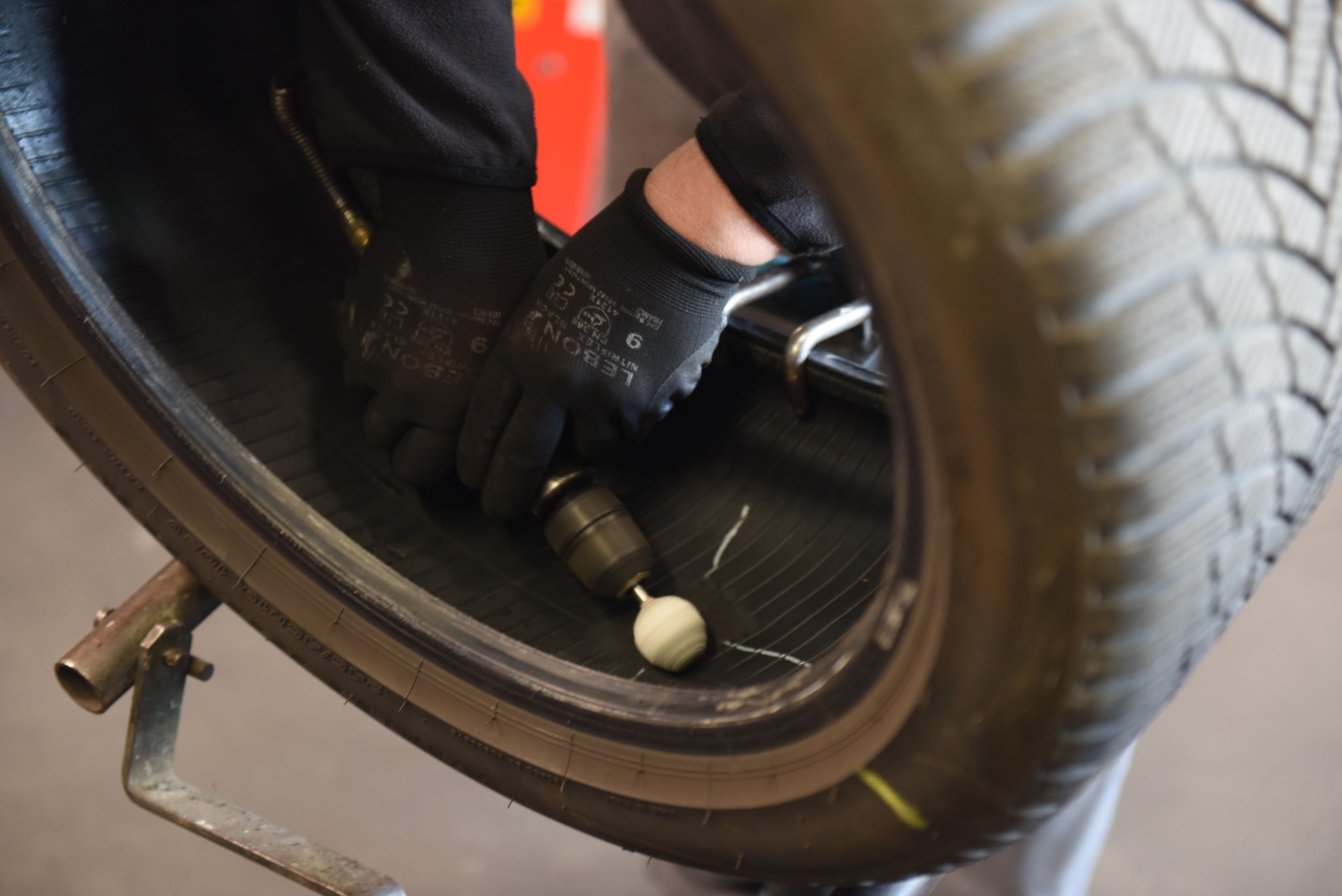 Reparación de neumático con herramienta rotativa 