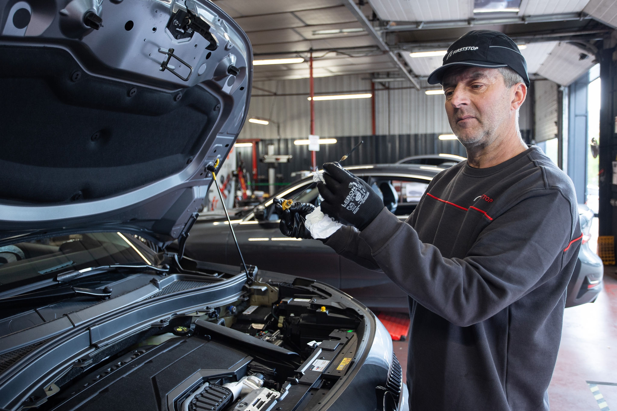 Inspección del aceite del motor en mantenimiento