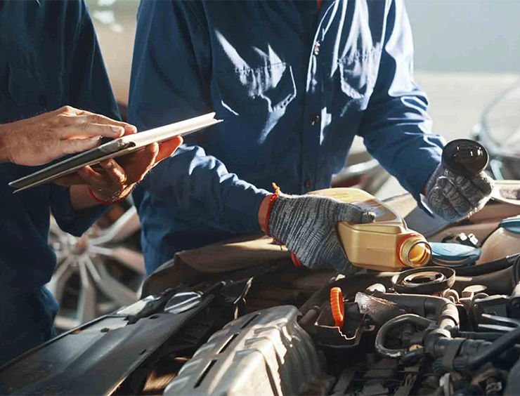 revisar el aceite del coche