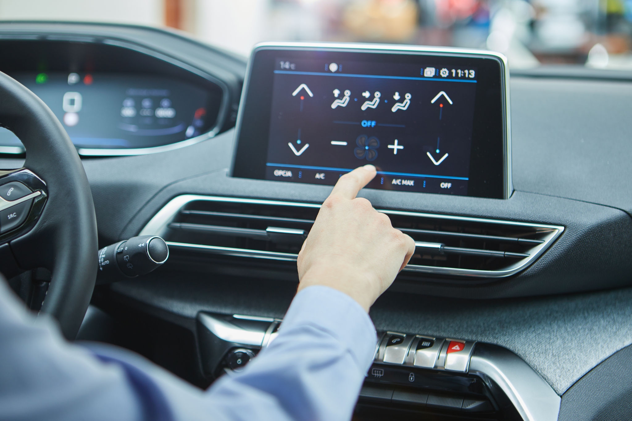 Conductor regulando el aire acondicionado del vehículo