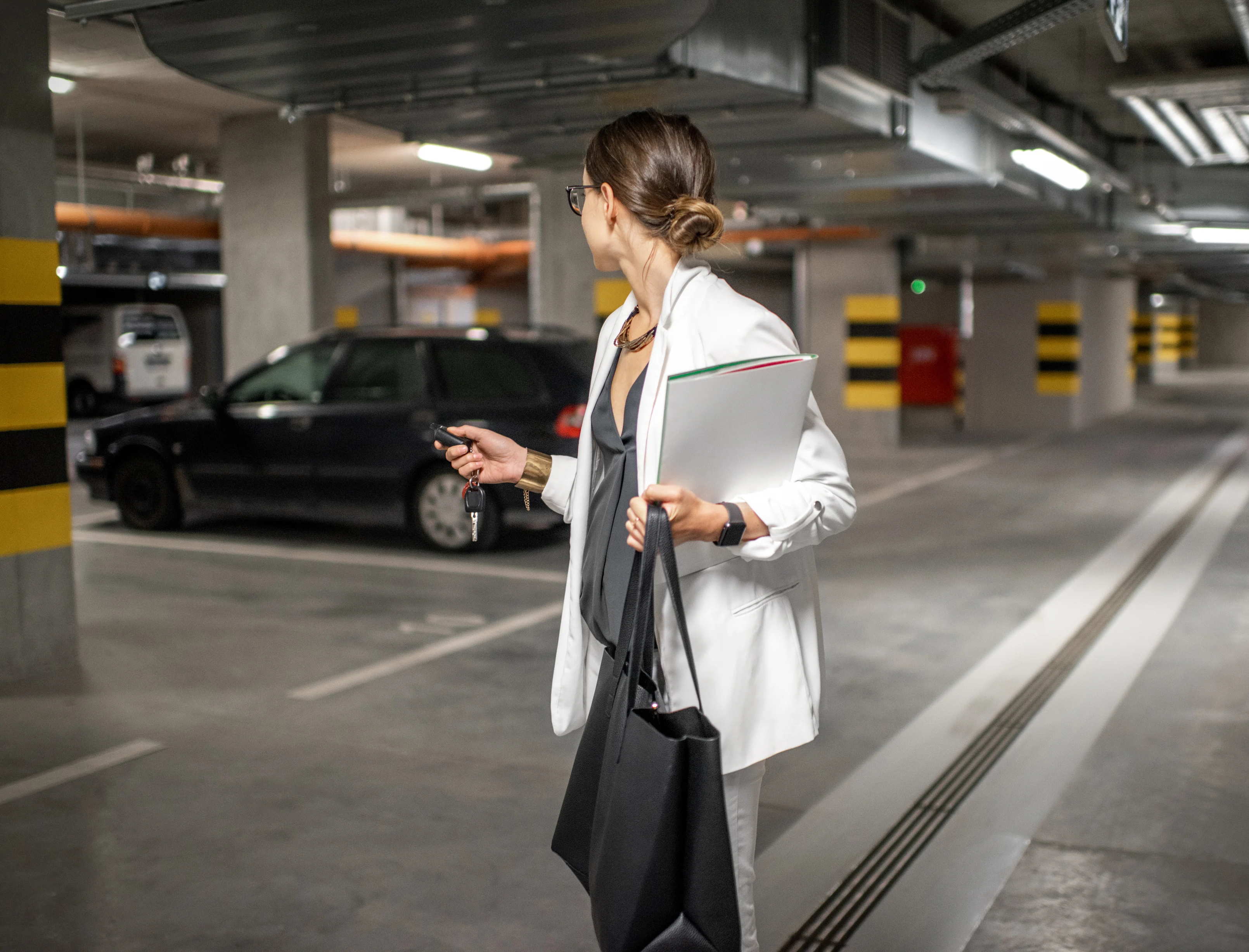 ¿Cómo debes colocar tu vehículo al parar o estacionar?