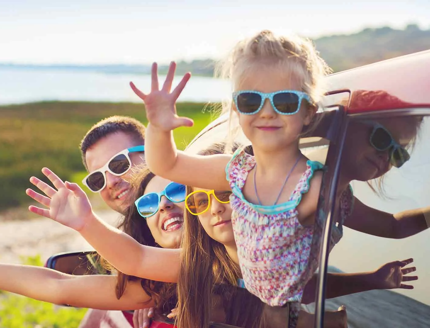 familia numerosa en coche