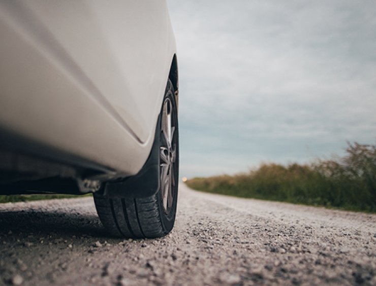 un coche blanco aparcado a un lado de la carretera