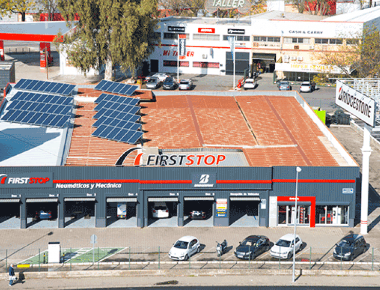 una vista aérea de First Stop con paneles solares en el tejado
